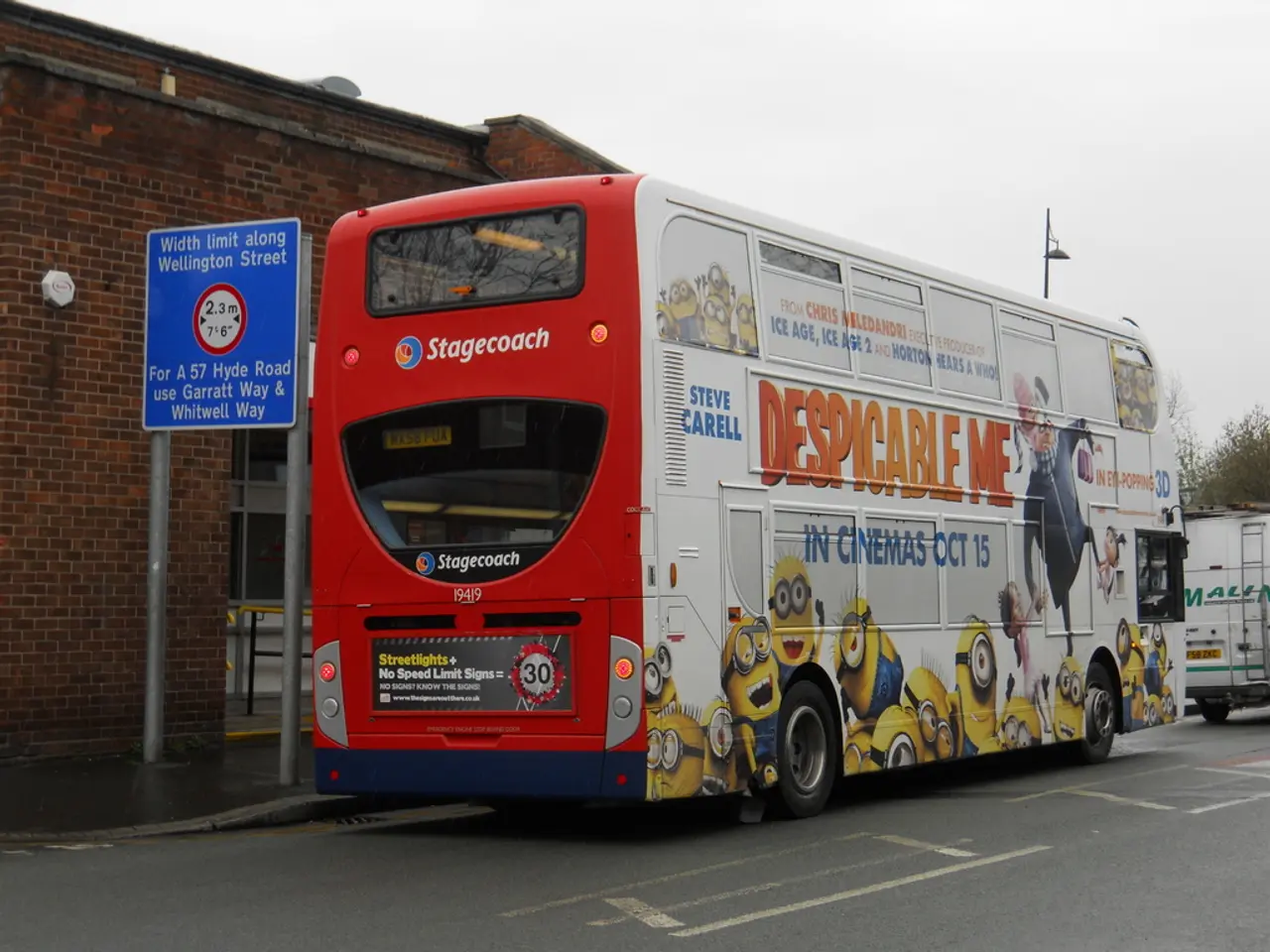 Stralsund witnesses a traffic collision causing minor injuries and substantial vehicle damage.