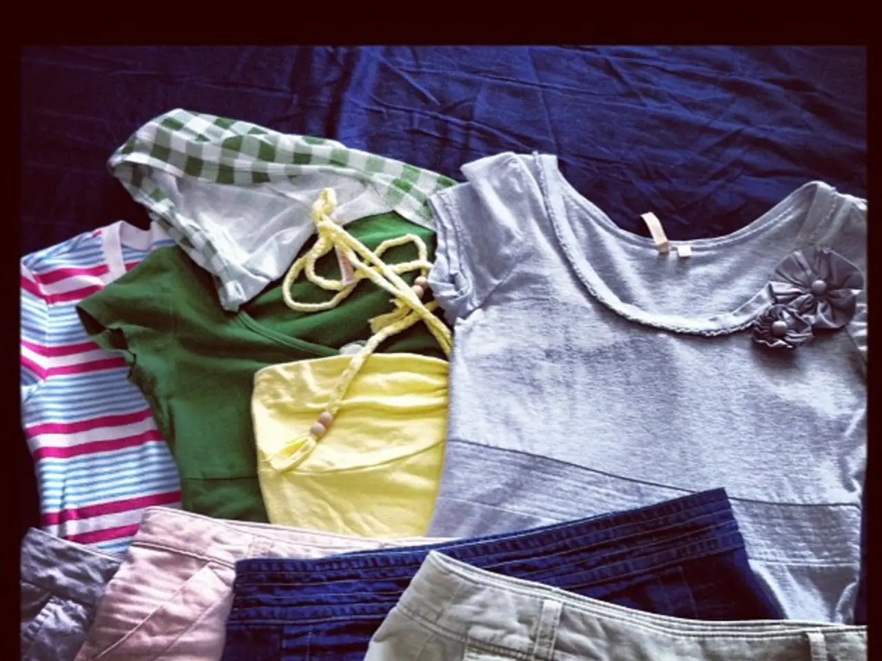 Effortlessly pulling off long denim shorts, television personality Helen Skelton pairs them with a...