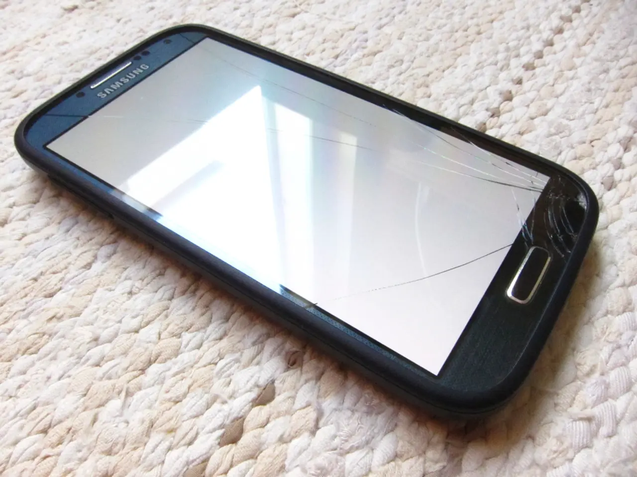 Surveillance footage reveals capture of suspected mobile phone thief