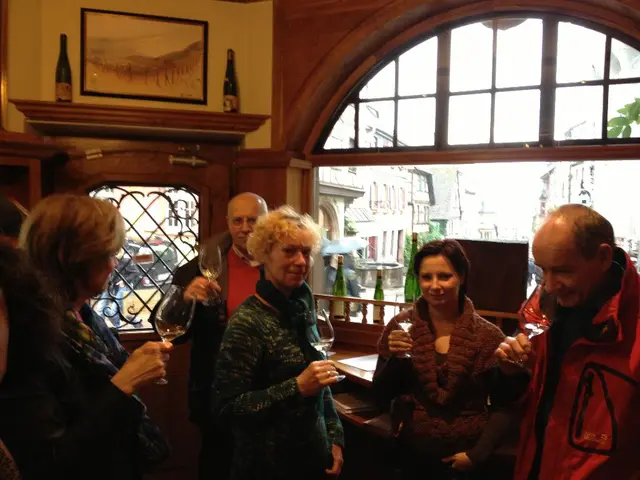 Disorganization in Home Bars: 6 Common Blunders Leading to a Crowded, Unattractive Appearance...