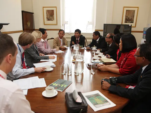 "Donald Trump inquiry questioned by JD Vance, who dismisses the allegation with amusement"