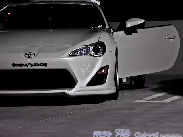 Individual on Königsallee in Dusseldorf, aged 33, spotted carrying a device for digitally opening...