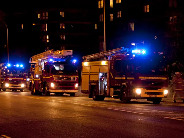 Fire Incident on B236 Highway: Emergency Crews from Bremen Manage to Control and Contain Vehicle...