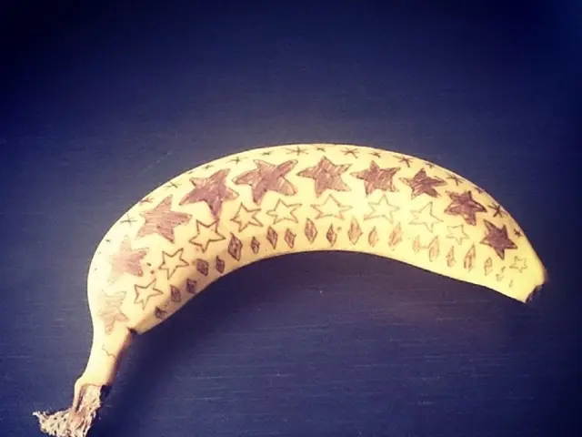 Effortless shine with a homemade scrub derived from banana peels!