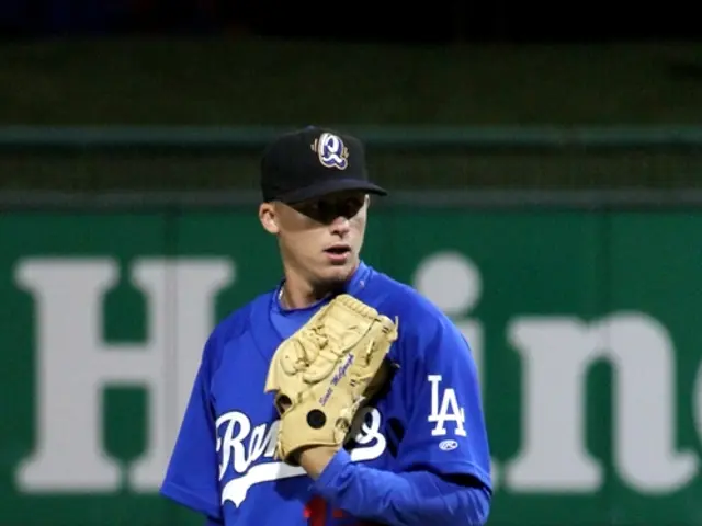 Person purchases storage unit for $500, uncovers $7.5 million stashed within