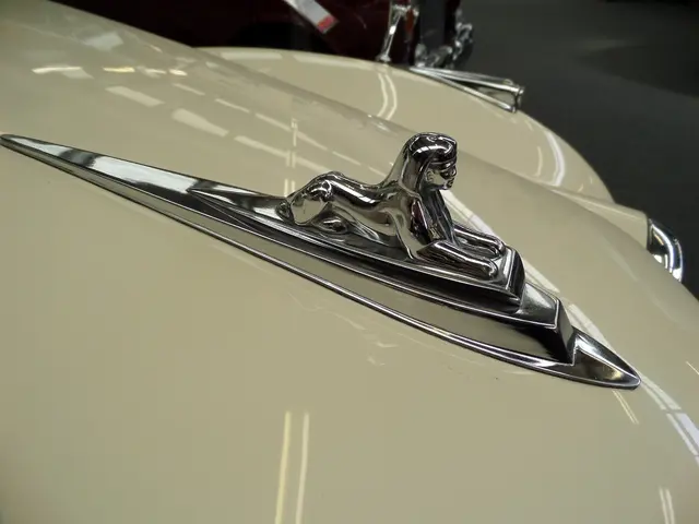 Mercedes covertly modifying its emblem