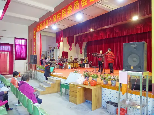 "Heartfelt and witty cabaret performance featuring electric guitar, starring Frank Goosen,...