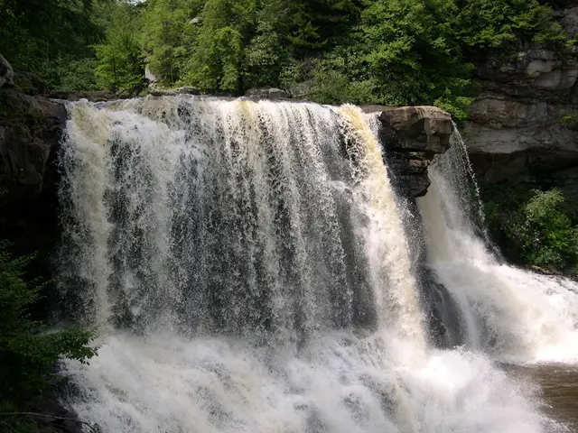 Eruptive activity at Halemaʻumaʻu abruptly ceases following sustained fountaining.