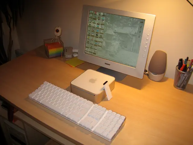 E-Reader Device: Mebook M8 in Black and White