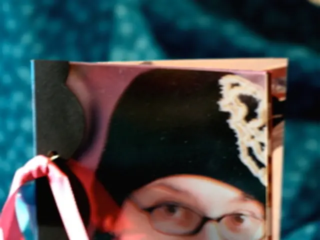 Instructions for Designing a Morning Greeting Card to Instantly Boost Someone's Mood