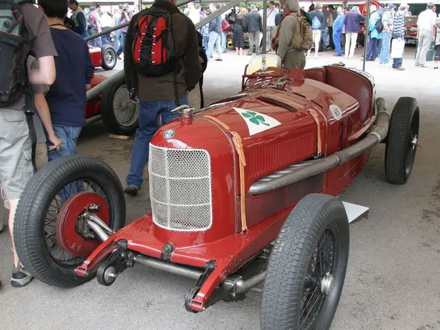 Police monitoring traffic flow on A31 at holiday start - Weetmars: Police checkpoints captured in...