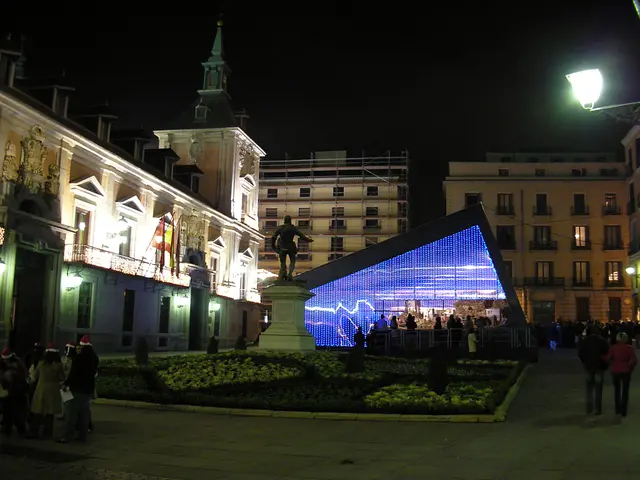 Multitudes pay their respects as Armani takes leave