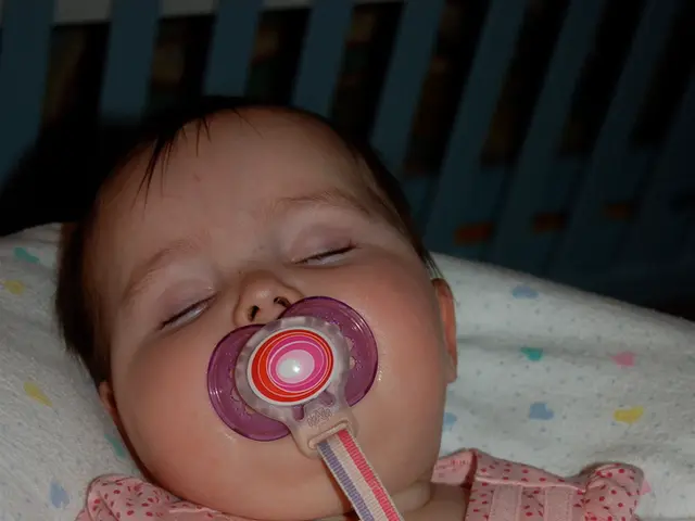 "Famous infant at the US Open becomes internet sensation, securing signatures from tennis giants"