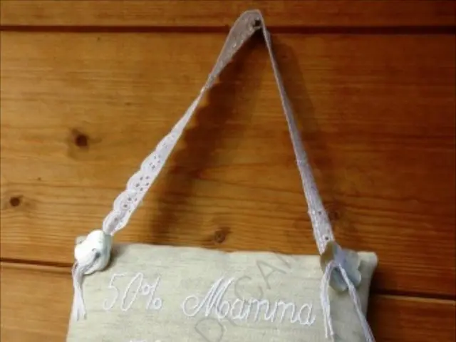 Person filches a "Miu Miu" handbag worth 2500 euros from Prada store