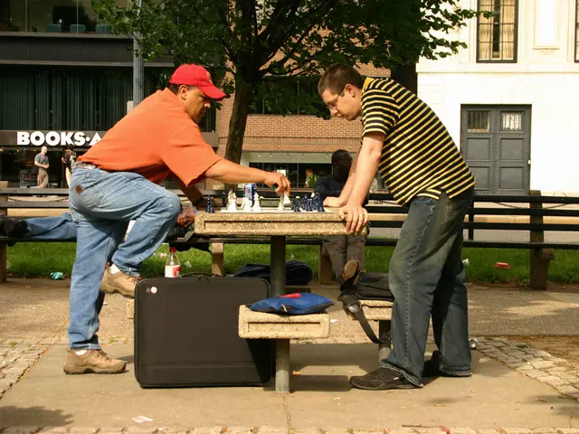 Swindlers make off with funds: Elderly individuals fall victim to significant financial losses